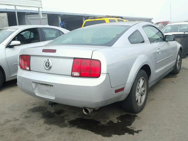 1ZVFT80N055155456 - 2005 FORD MUSTANG SILVER photo 4