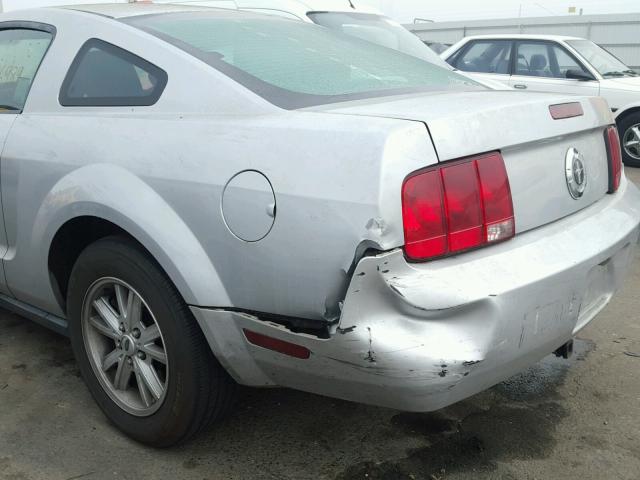 1ZVFT80N055155456 - 2005 FORD MUSTANG SILVER photo 9