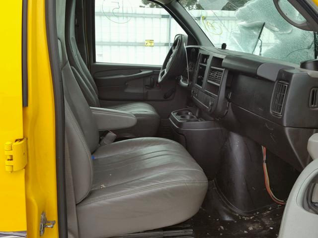 1GTW7GCA8B1902430 - 2011 GMC SAVANA G25 YELLOW photo 5