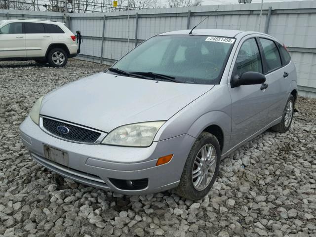 3FAHP37N35R106392 - 2005 FORD FOCUS ZX5 SILVER photo 2