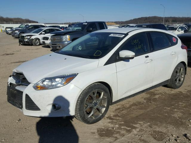 1FADP3K21EL263025 - 2014 FORD FOCUS SE WHITE photo 2