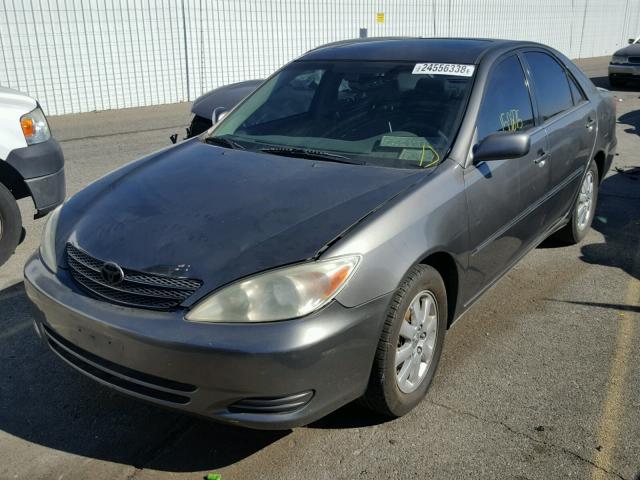 JTDBF30K020046327 - 2002 TOYOTA CAMRY LE GRAY photo 2