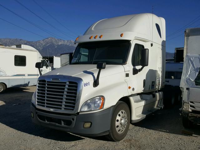 1FUJGLBG4CSBM1864 - 2012 FREIGHTLINER CASCADIA 1 WHITE photo 2