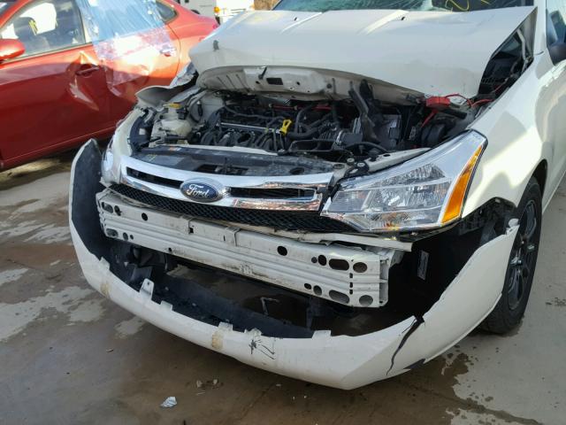 1FAHP35N99W110713 - 2009 FORD FOCUS SE WHITE photo 9