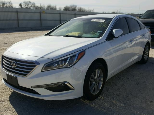 5NPE24AF4FH202376 - 2015 HYUNDAI SONATA SE WHITE photo 2