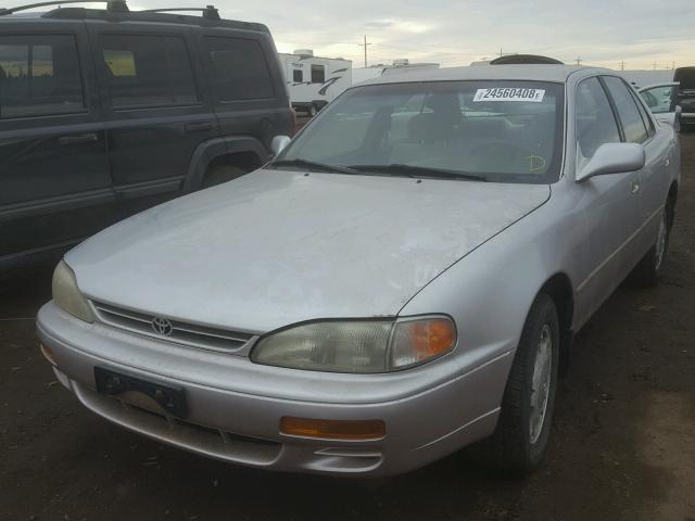 JT2BF12K5T0185770 - 1996 TOYOTA CAMRY LE SILVER photo 2