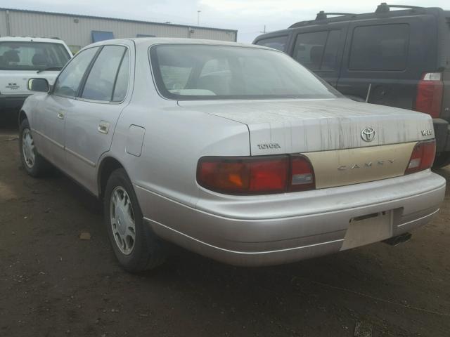 JT2BF12K5T0185770 - 1996 TOYOTA CAMRY LE SILVER photo 3