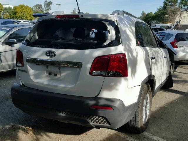 5XYKT4A69CG213201 - 2012 KIA SORENTO BA WHITE photo 4