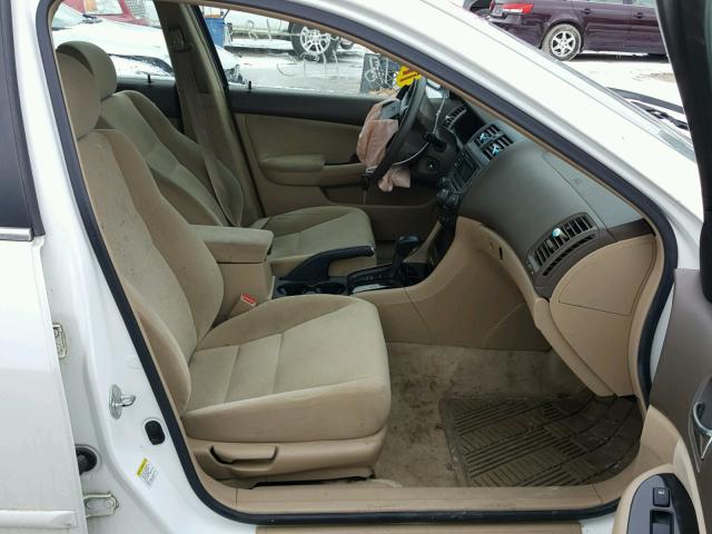 1HGCM56376A019052 - 2006 HONDA ACCORD SE WHITE photo 5