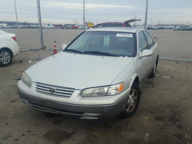 JT2BG22K8X0365771 - 1999 TOYOTA CAMRY LE BEIGE photo 2