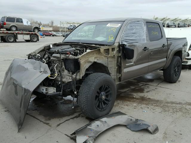 3TMLU4EN4DM128581 - 2013 TOYOTA TACOMA DOU BROWN photo 2