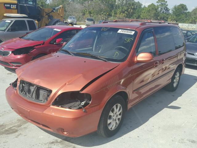 KNDUP132256721943 - 2005 KIA SEDONA EX ORANGE photo 2