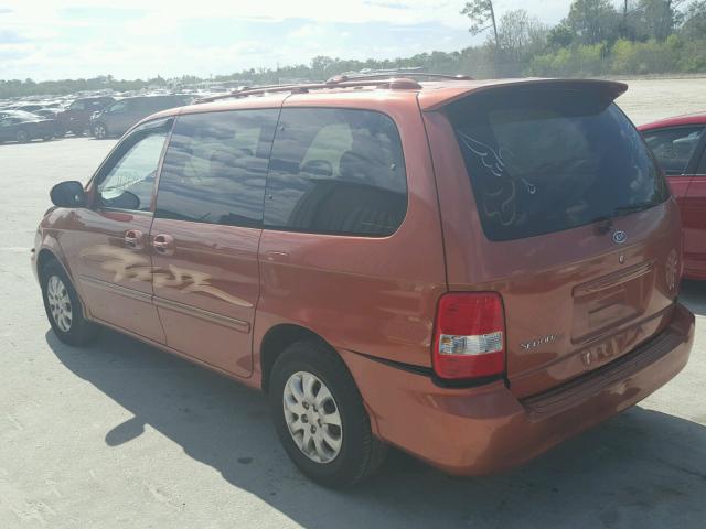 KNDUP132256721943 - 2005 KIA SEDONA EX ORANGE photo 3