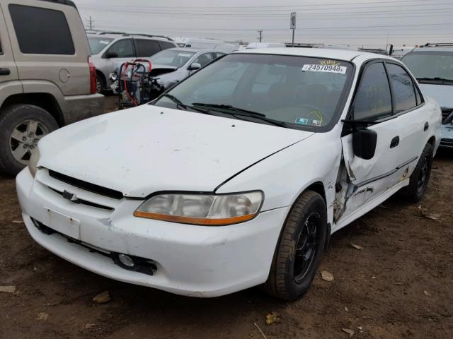 1HGCF8540YA019063 - 2000 HONDA ACCORD DX WHITE photo 2