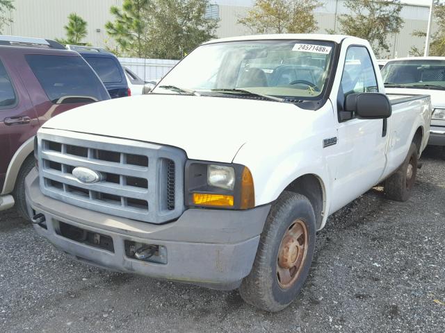 1FTNF20586EC74554 - 2006 FORD F250 SUPER WHITE photo 2