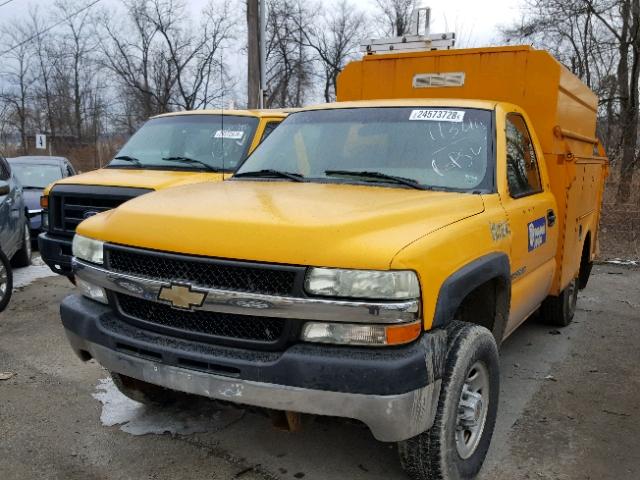 1GBHC24UX2E261987 - 2002 CHEVROLET SILVERADO YELLOW photo 2