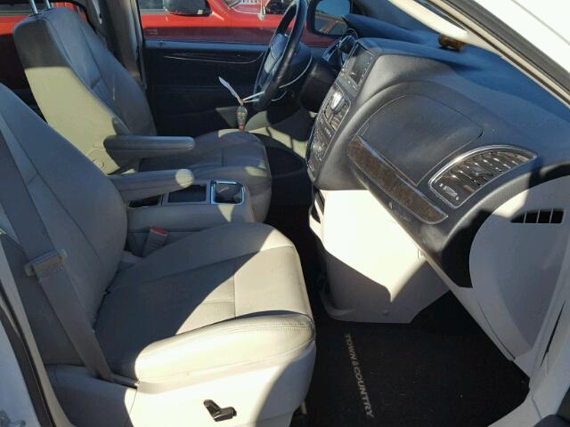 2A4RR8DG7BR703875 - 2011 CHRYSLER TOWN & COU WHITE photo 5