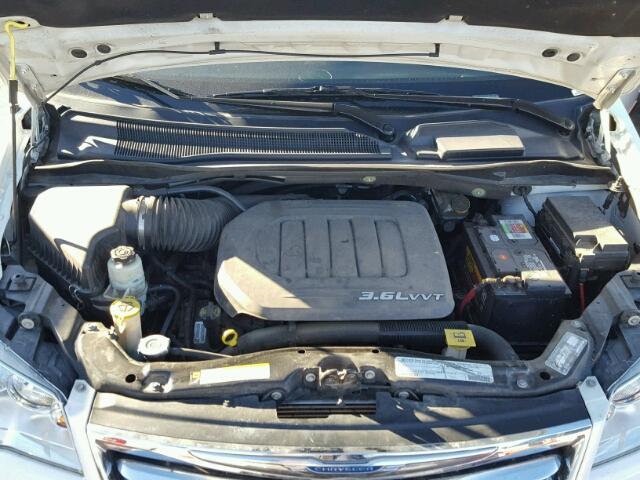 2A4RR8DG7BR703875 - 2011 CHRYSLER TOWN & COU WHITE photo 7