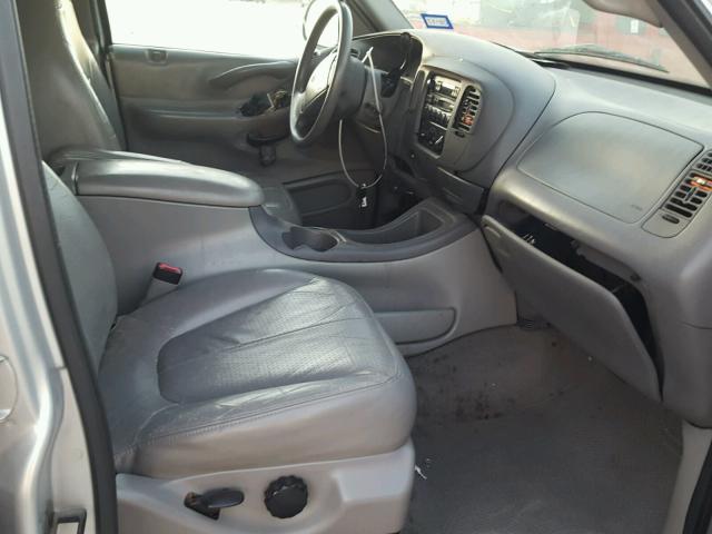 1FMRU17L8WLB16731 - 1998 FORD EXPEDITION SILVER photo 5