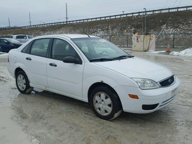 1FAHP34N07W323208 - 2007 FORD FOCUS ZX4 WHITE photo 1