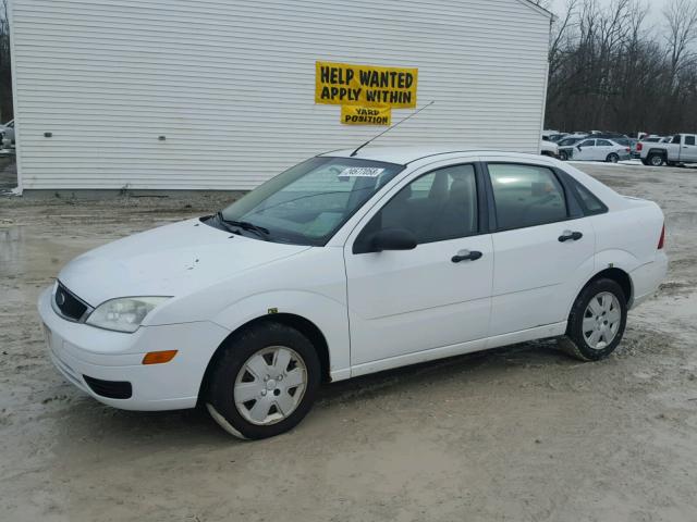 1FAHP34N07W323208 - 2007 FORD FOCUS ZX4 WHITE photo 2