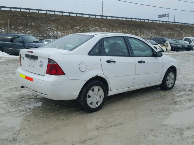 1FAHP34N07W323208 - 2007 FORD FOCUS ZX4 WHITE photo 4