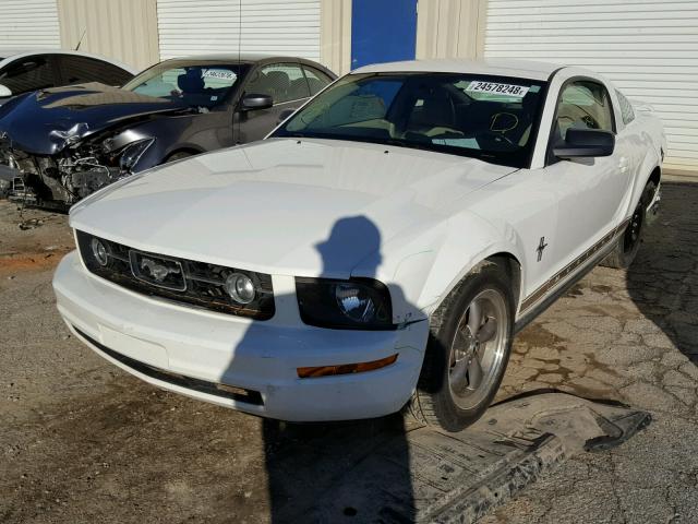 1ZVFT80N265158067 - 2006 FORD MUSTANG WHITE photo 2