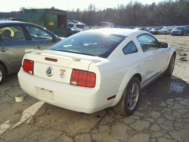 1ZVFT80N265158067 - 2006 FORD MUSTANG WHITE photo 4