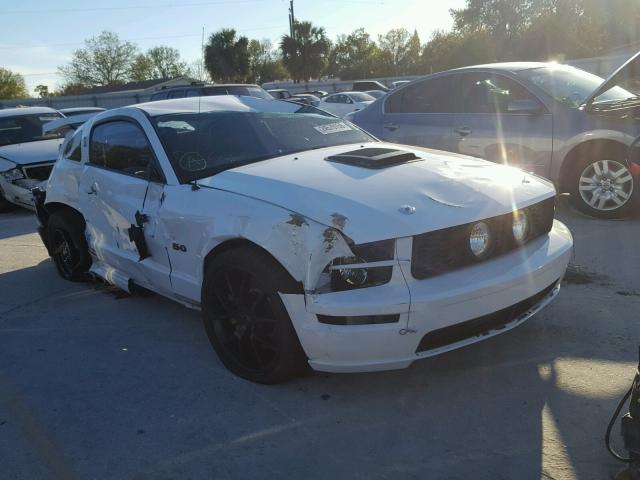 1ZVHT82H555108018 - 2005 FORD MUSTANG GT WHITE photo 1
