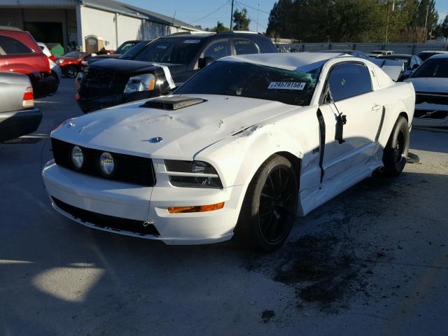 1ZVHT82H555108018 - 2005 FORD MUSTANG GT WHITE photo 2