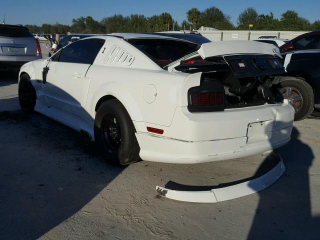 1ZVHT82H555108018 - 2005 FORD MUSTANG GT WHITE photo 3
