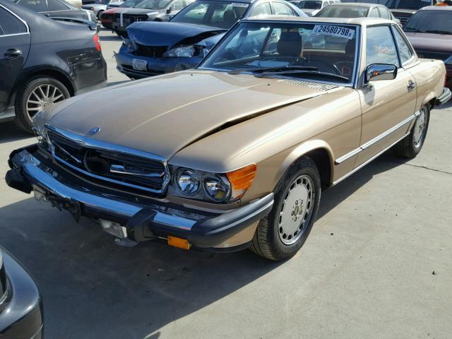 WDBBA48D4JA075928 - 1988 MERCEDES-BENZ 560 SL GOLD photo 2