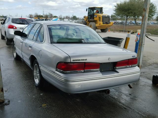 2FALP74WXVX235004 - 1997 FORD CROWN VICT SILVER photo 3