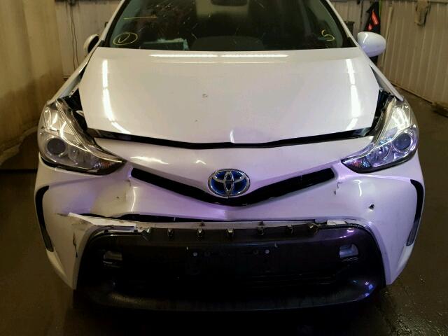 JTDZN3EU2GJ043023 - 2016 TOYOTA PRIUS V WHITE photo 9