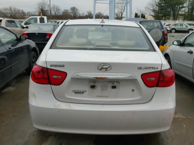 KMHDU4AD5AU920775 - 2010 HYUNDAI ELANTRA BL WHITE photo 9