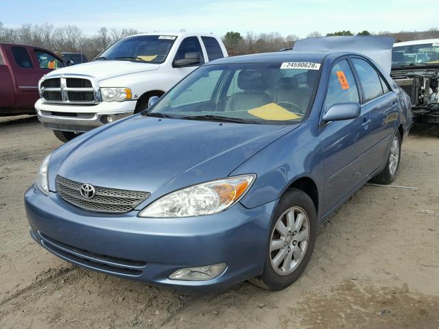 JTDBF30K220002961 - 2002 TOYOTA CAMRY LE BLUE photo 2