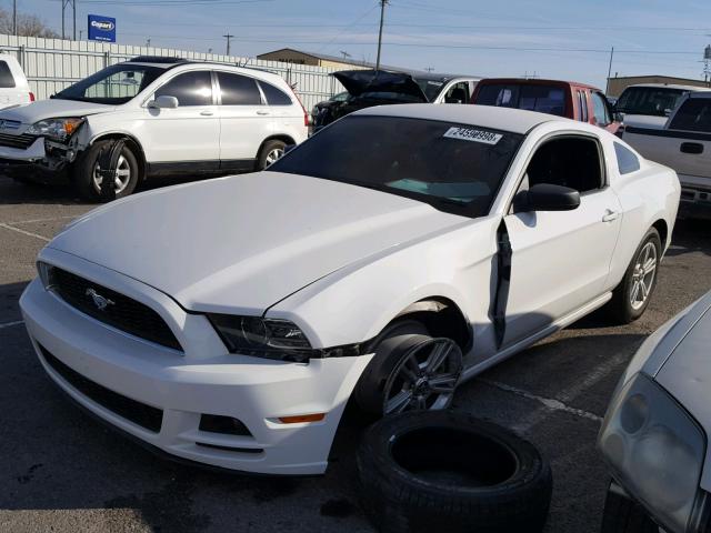 1ZVBP8AM7E5334201 - 2014 FORD MUSTANG WHITE photo 2