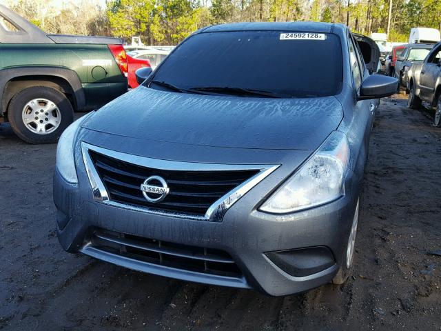 3N1CN7AP8HL844324 - 2017 NISSAN VERSA S GRAY photo 9