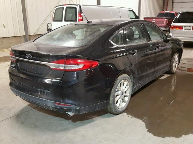 3FA6P0HDXHR106292 - 2017 FORD FUSION SE BLACK photo 4