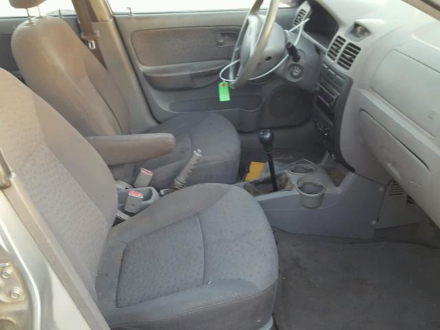 KNADC125146350910 - 2004 KIA RIO GRAY photo 5