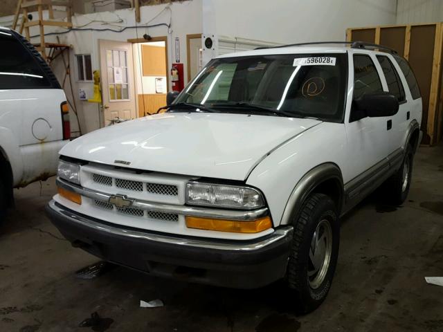 1GNDT13W6Y2152208 - 2000 CHEVROLET BLAZER WHITE photo 2