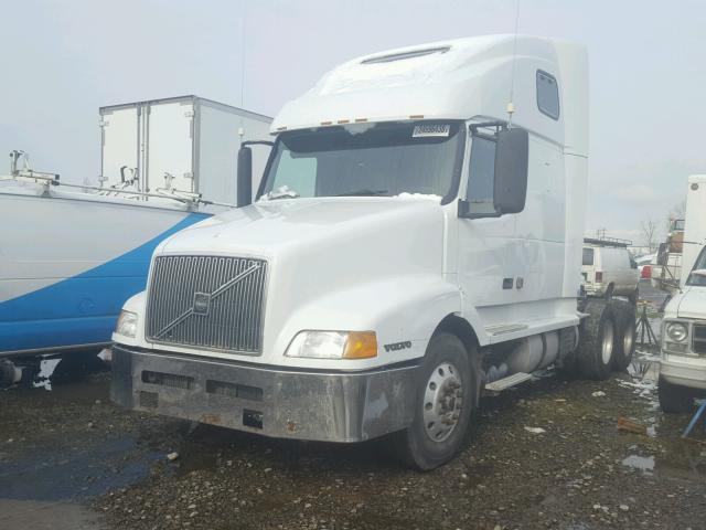 4V4ND4JH2YN230924 - 2000 VOLVO VN WHITE photo 2