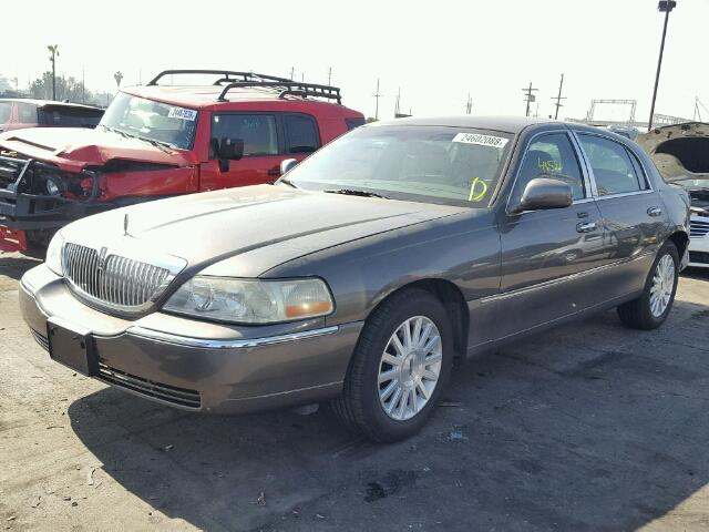 1LNHM81W04Y632606 - 2004 LINCOLN TOWN CAR E GRAY photo 2