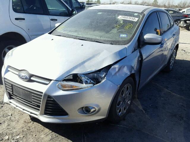 1FAHP3F25CL275140 - 2012 FORD FOCUS SE SILVER photo 2