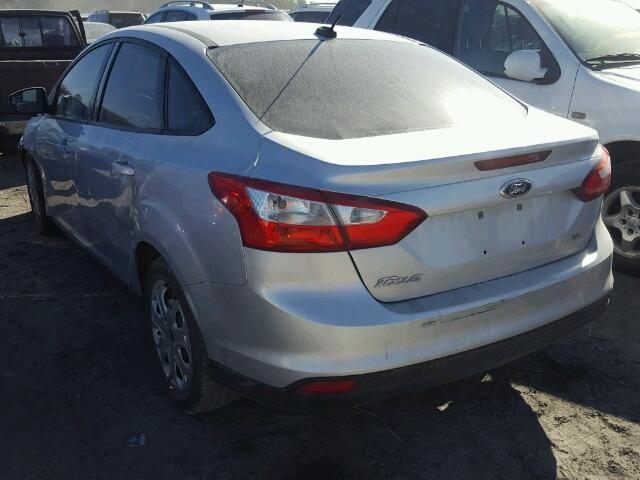 1FAHP3F25CL275140 - 2012 FORD FOCUS SE SILVER photo 3