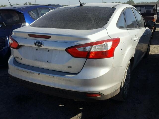 1FAHP3F25CL275140 - 2012 FORD FOCUS SE SILVER photo 4