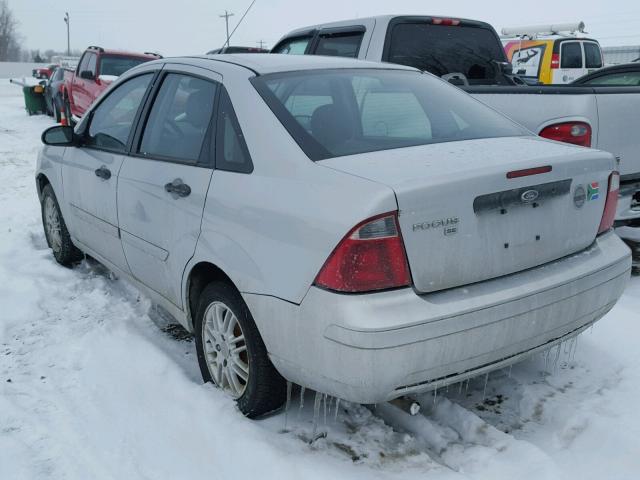 1FAFP34N57W131449 - 2007 FORD FOCUS ZX4 SILVER photo 3