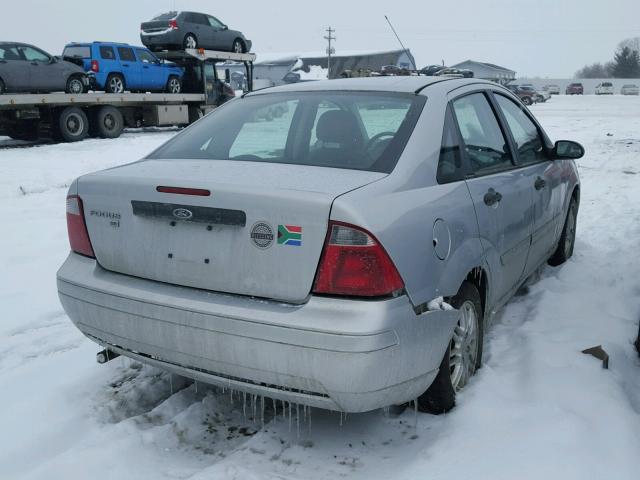 1FAFP34N57W131449 - 2007 FORD FOCUS ZX4 SILVER photo 4