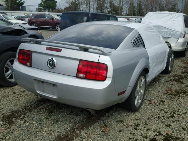 1ZVHT80N965127648 - 2006 FORD MUSTANG GRAY photo 4