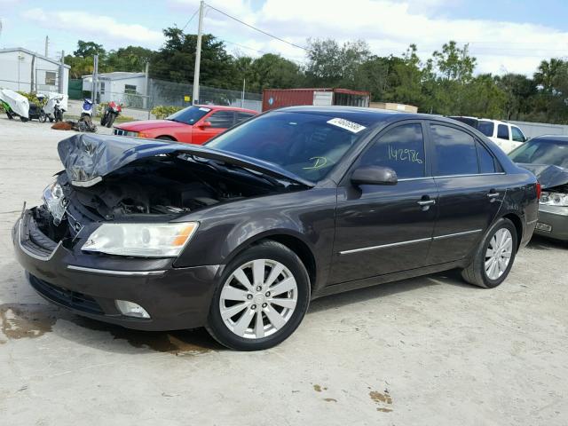 5NPEU46C19H475093 - 2009 HYUNDAI SONATA SE BROWN photo 2